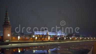 克里姆林宫的墙。 上面有红星的塔。 莫斯科河上覆盖着冰。 冬季